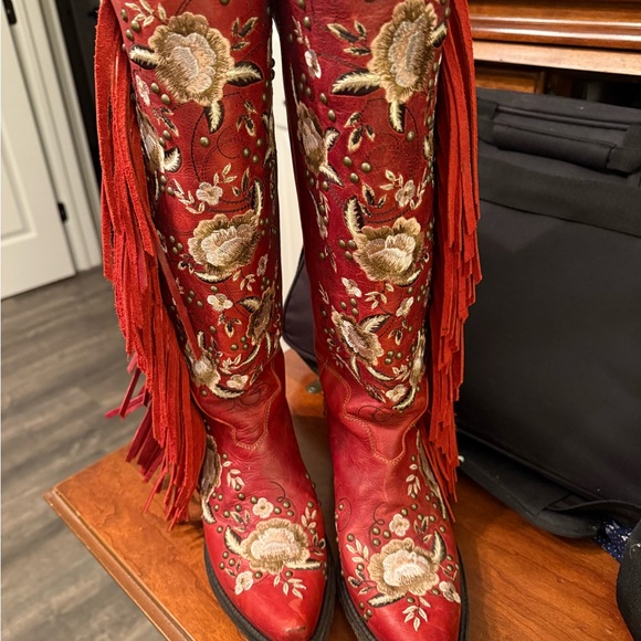 Lane Junk Gypsy Red Floral Embroidered Fringe Boots 9 like new - Picture 7 of 7